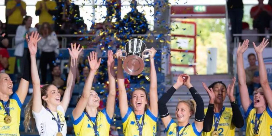 Die Schweriner Spielerinnen jubeln nach dem Spiel mit dem Pokal. Foto: Sebastian Kahnert/dpa-Zentralbild/dpa