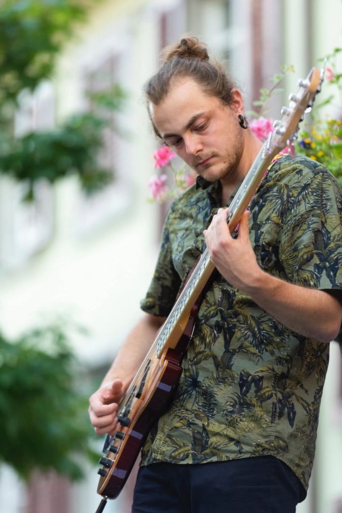 Ganz in der Musik versunken; Fabian Volkers legt mit seinem Bass das Fundament.
