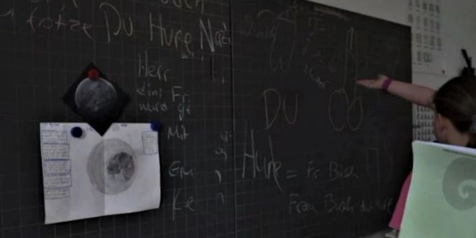 Eine Lehrerin an einer Schule im Kleinbasel wird mit üblen Hassbotschaften an der Wandtafel eingedeckt. lehrer