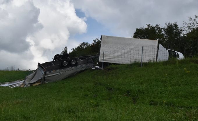 Der Lieferwagen kam in einer Wiesenböschung zum Stillstand. Lieferwagen Unfallendlage.