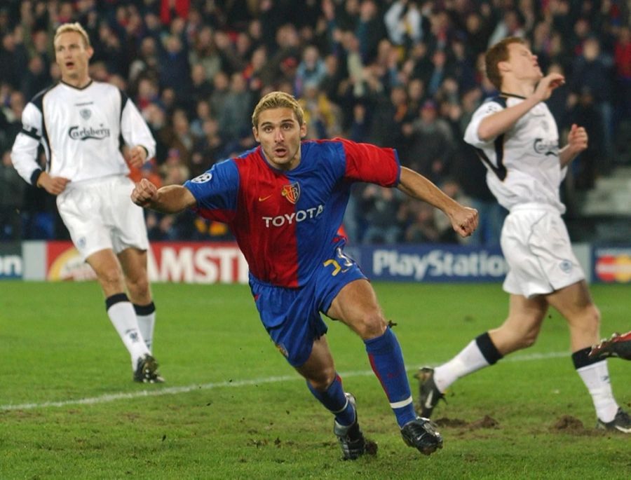 Julio Hernan Rossi trifft in der Champions League gegen den FC Liverpool.