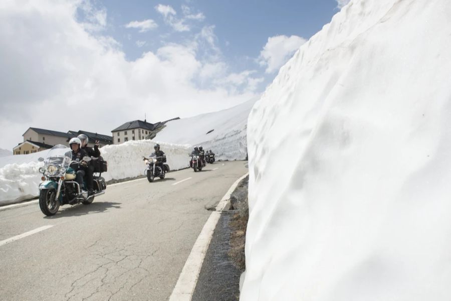 Pass Motorräder Schnee