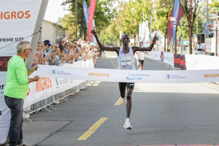 Bei den Männern siegte ebenso ein Kenianer: Der 26-jährige Elvis Chebor Tabarach.