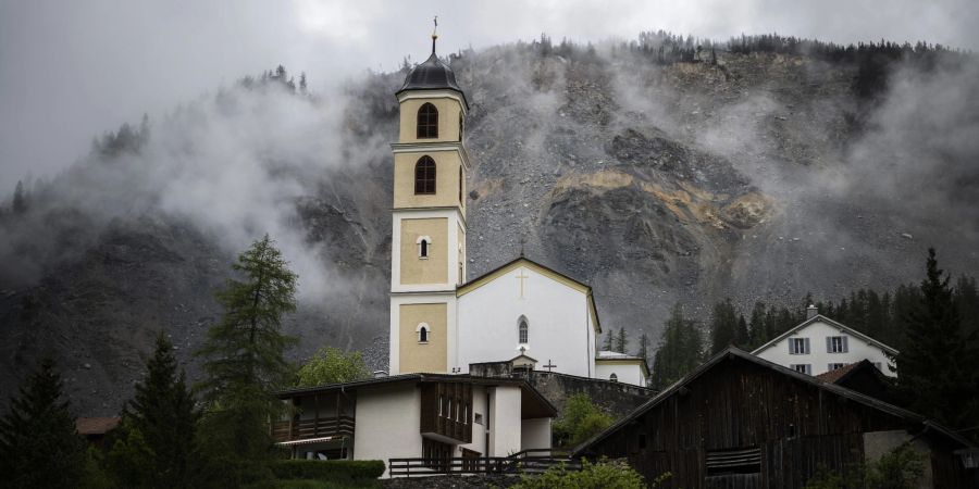 Eine Kirche im Gebiet Graubünden: In der Schweiz gab es im Kirchenumfeld viele Fälle von sexuellen Missbrauch.