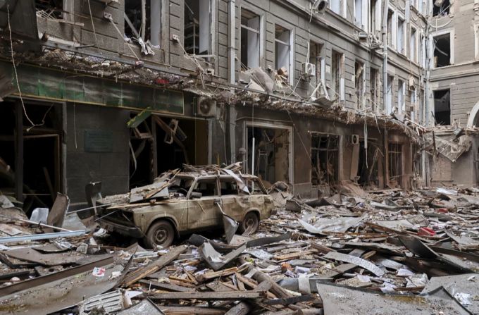Die USA und die Ukraine einigen sich auf einen Rohstoff-Deal, der die Einrichtung eines Wiederaufbaufonds vorsieht. Ukraine Krieg Zerstörung Charkiw
