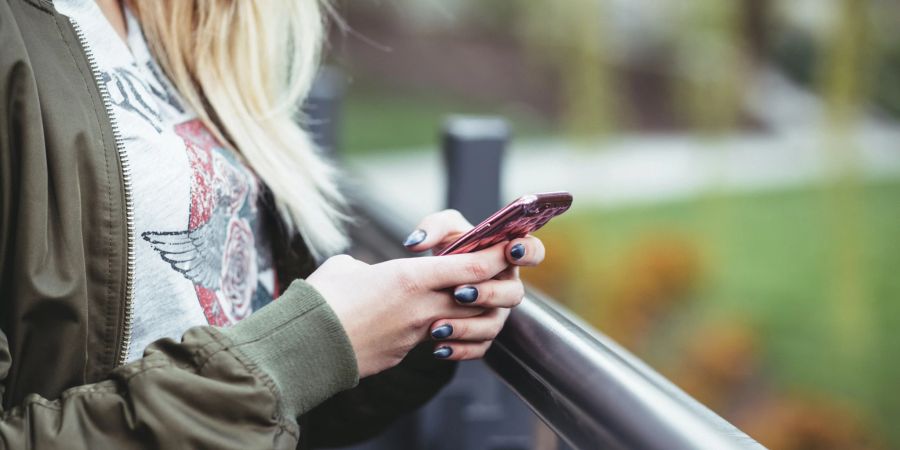 Frau mit Telefon