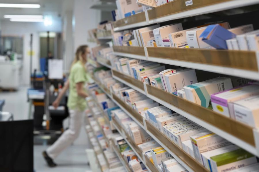 In der Schweiz müssen jedes Jahr rund 32'000 Personen wegen Nebenwirkungen von Medikamenten hospitalisiert werden. (Symbolbild)