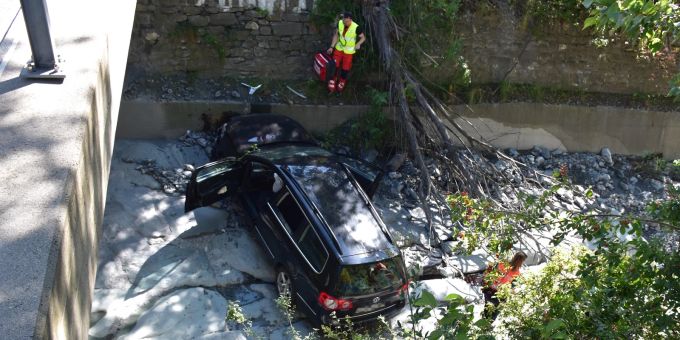 Drei Verletzte - Autofahrer (42) stürzt in Trimmis GR in Bachbett