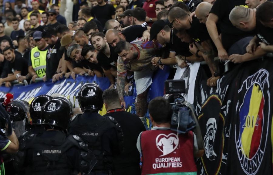 Rumänische Ultras provozieren einen Spielunterbruch in der EM-Qualifikation.