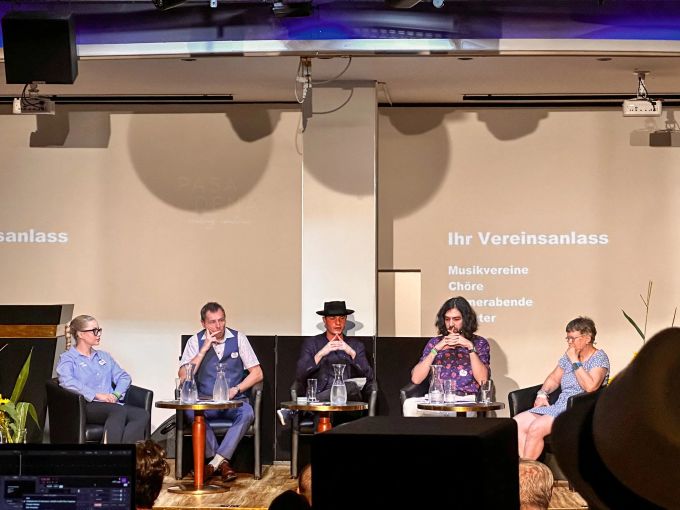 Eine Podiumsdiskussion am «Freedom Festival», mit Mass-Voll-Präsident Nicolas Rimoldi (zweiter von rechts). Rimoldi Freedom Festival