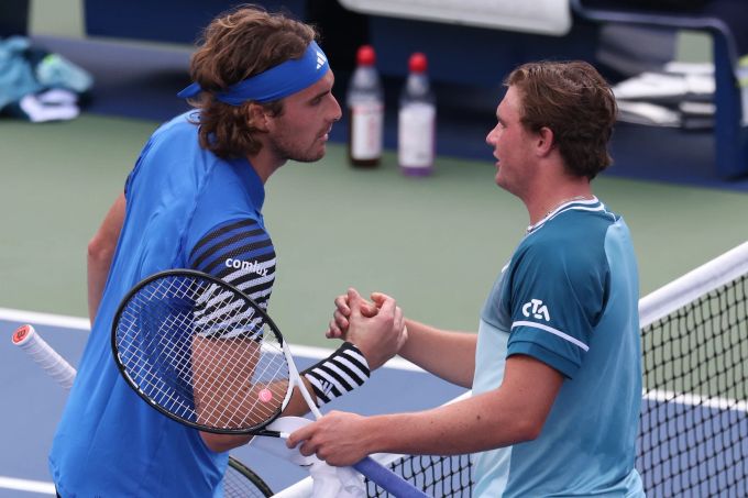 Stefanos Tsitsipas muss Dominic Stricker an den US Open zum Sieg gratulieren. Dominic Stricker Stefanos Tsitsipas