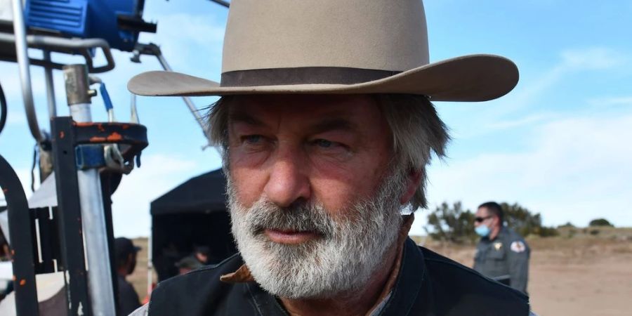 Alec Baldwin am Set seines Westerns «Rust». Knapp zwei Jahre nach dem Tod von Kamerafrau Halyna Hutchins belastet jetzt ein neues Gutachten den Schauspieler.