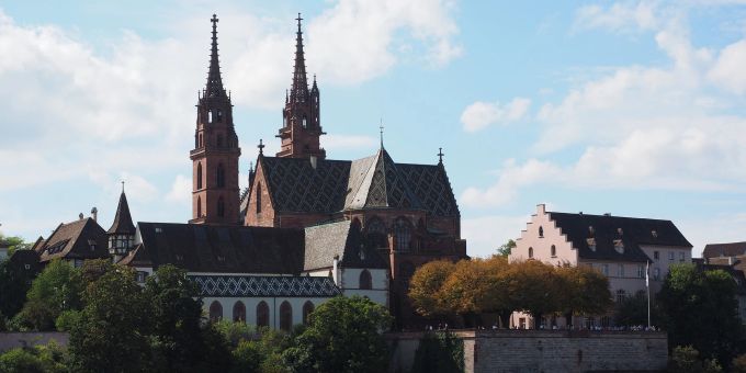 Zählt für viele zu den schönsten Kirchen in der Schweiz: der Basler Münster. Kirche, Schweiz, Architektur, Sightseeing