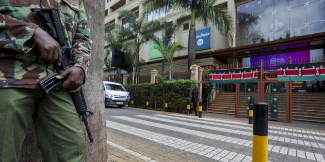 soldat mit waffe somalia