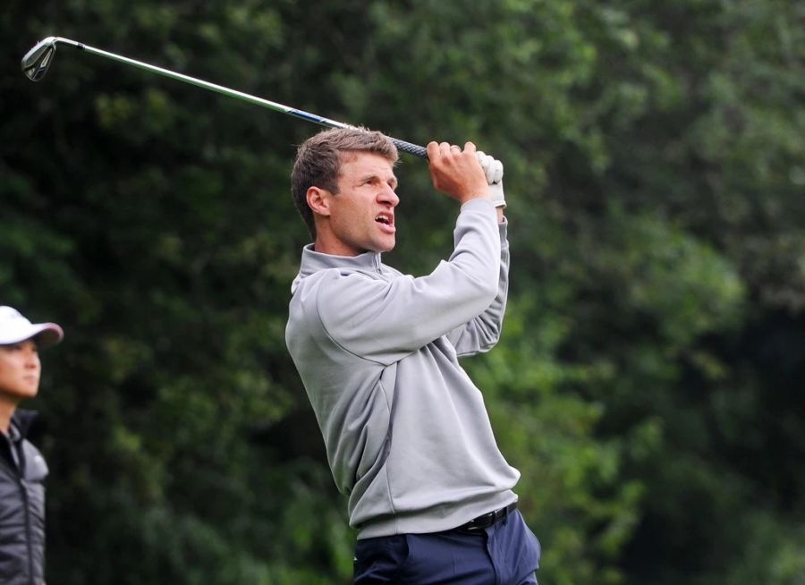 Thomas Müllern beim Golf spielen.