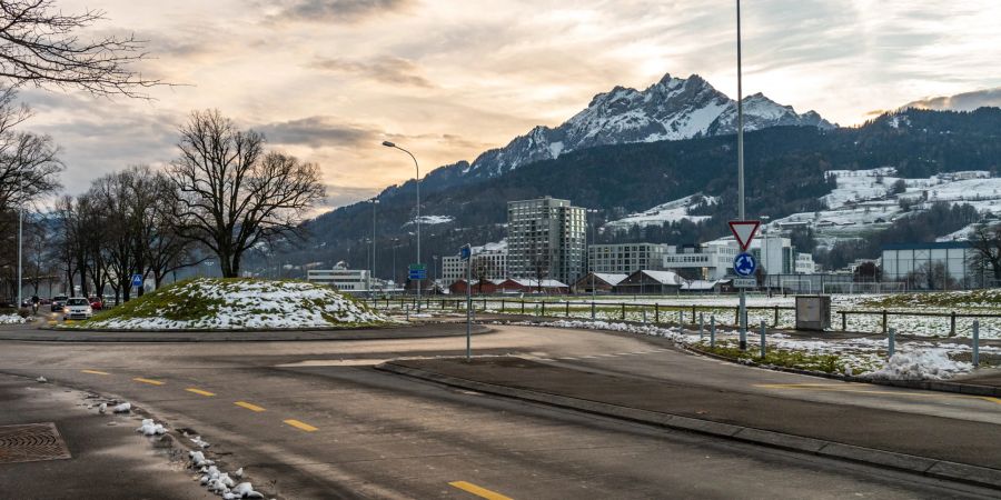 Die Horwerstrasse bei der Allmend in der Stadt Luzern mit Ausblick auf den Pilatus.