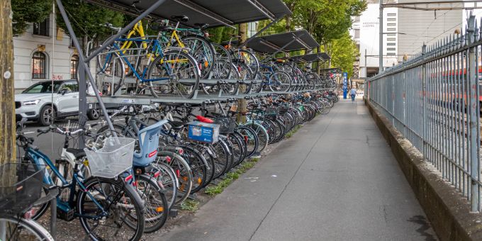 Grosse Veloständer bei der Zentralstrasse in der Stadt Luzern. Grosse Veloständer bei der Zentralstrasse in der Stadt Luzern.