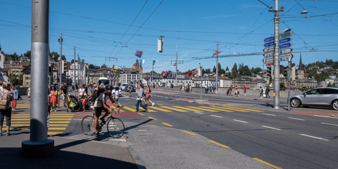 Verkehr bei der Bahnhofstrasse mit Ausblick auf die Seebrücke in der Stadt Luzern Verkehr bei der Bahnhofstrasse mit Ausblick auf die Seebrücke in der Stadt Luzern