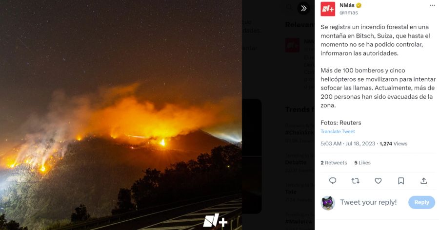 Der Waldbrand ist in der Nacht klar zu sehen.