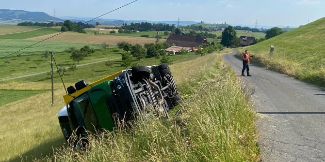 Menzingen: Lastwagen kippt