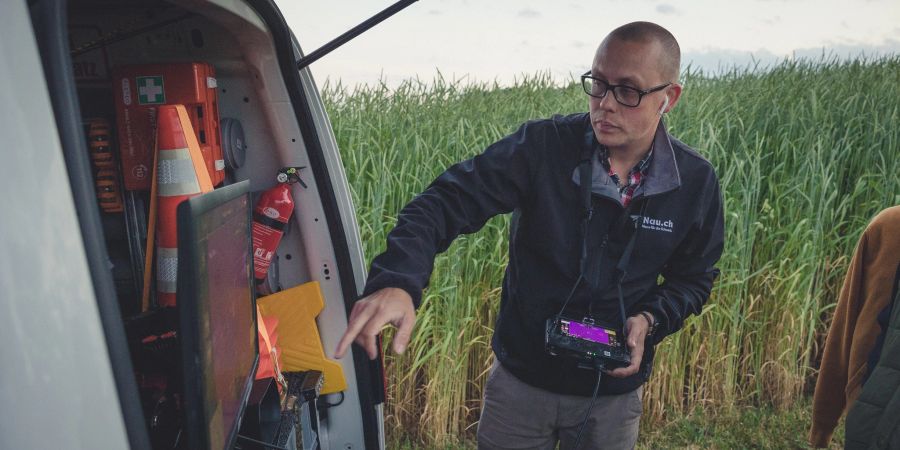 Nau.ch-Videoreporter Nico überwacht den Bildschirm. Durch genaues Beobachten können diverse Wärmepunkte aufgezeichnet werden.