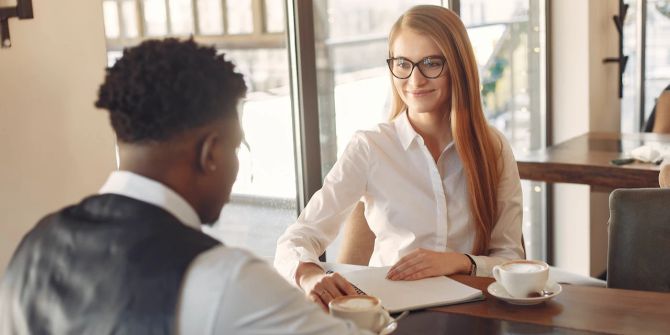 Frau im Jobinterview