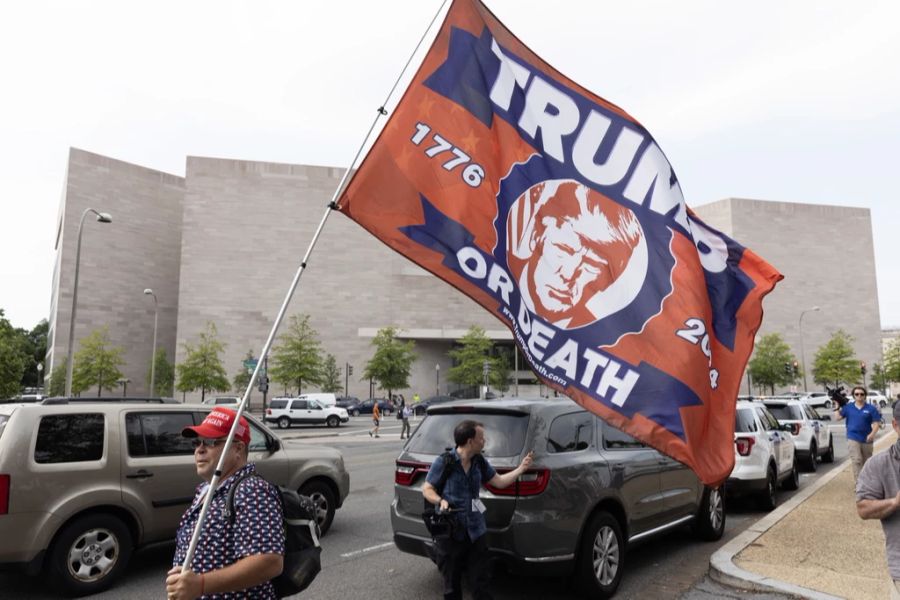 Ein Anhänger des Ex-US-Präsidenten Donald Trump trägt eine Fahne mit der Aufschrift «Trump oder Tod» vor dem Prettyman United States Courthouse in Washginton D.C.