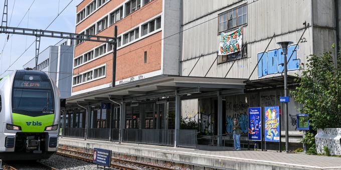 Die ehemaligen Lagerhallen von Samen Vatter an der Sägestrasse 67 beim Bahnhof, welche vom Kollektiv «Centraleviva» besetzt wurden. - Köniz Die ehemaligen Lagerhallen von Samen Vatter an der Sägestrasse 67 beim Bahnhof, welche vom Kollektiv «Centraleviva» besetzt wurden. - Köniz