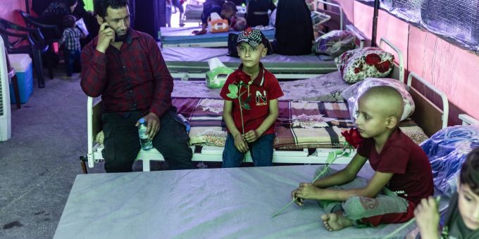 Krebskranke Kinder sitzen in einem Zelt nahe der Grenze zur Türkei. syrien