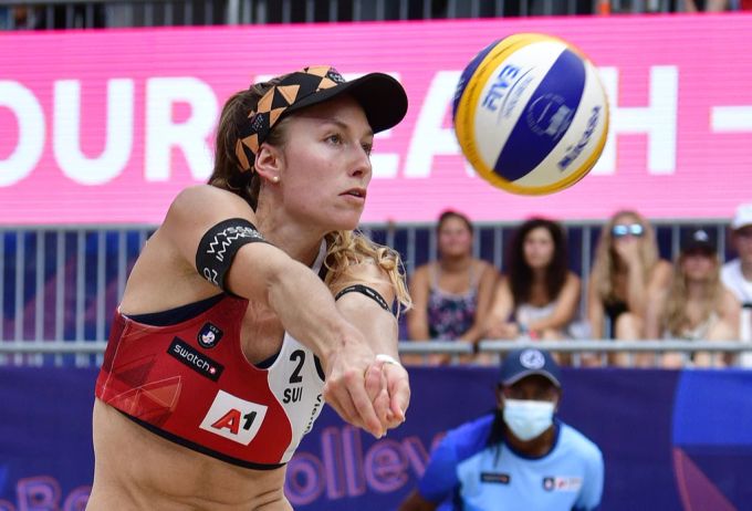 Nina Brunner holte mit Teamkollegin Tanja Hüberli bereits bei der Beachvolleyball EM 2021 Gold. Brunner bei Beachvolleyball EM