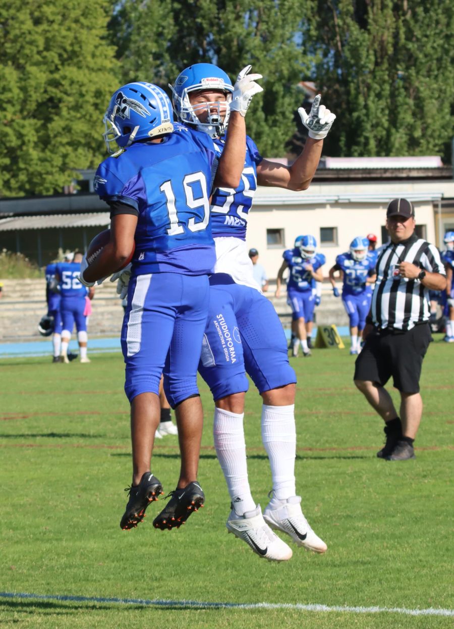 Die Spieler der Zurich Renegades jubeln nach einem Touchdown.