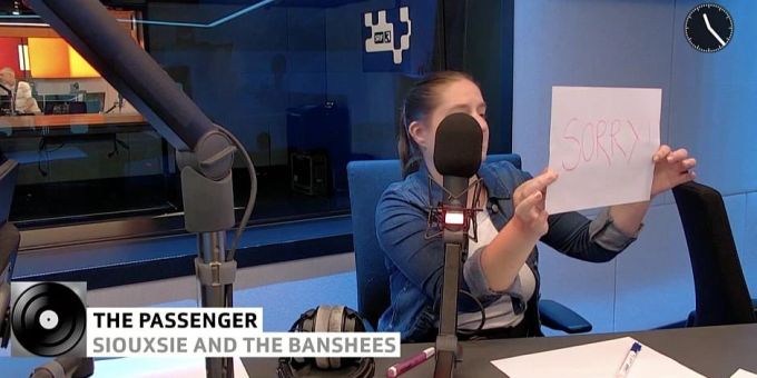 «Sorry!»: Eine Moderatorin entschuldigt sich für den Ausfall des Radioprogramms von SRF 3. Der Videostream funktionierte noch. srf