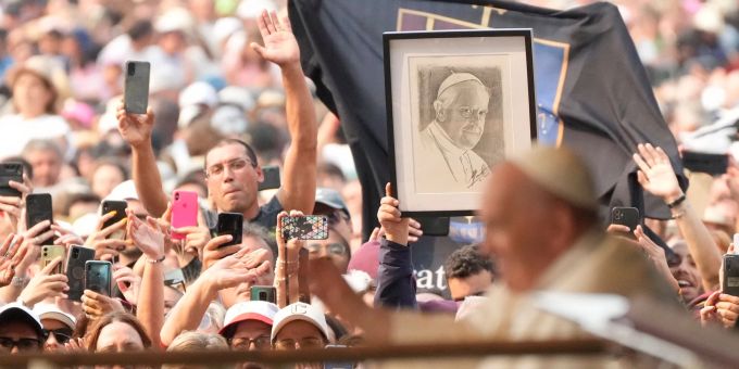 Gläubige jubeln in Lissabon Papst Franziskus zu. Gläubige jubeln in Lissabon Papst Franziskus zu.