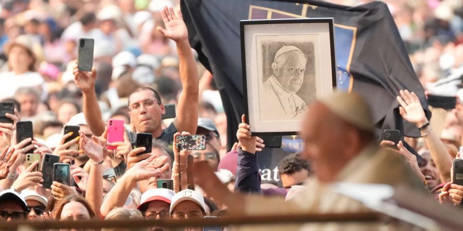 Gläubige jubeln in Lissabon Papst Franziskus zu.