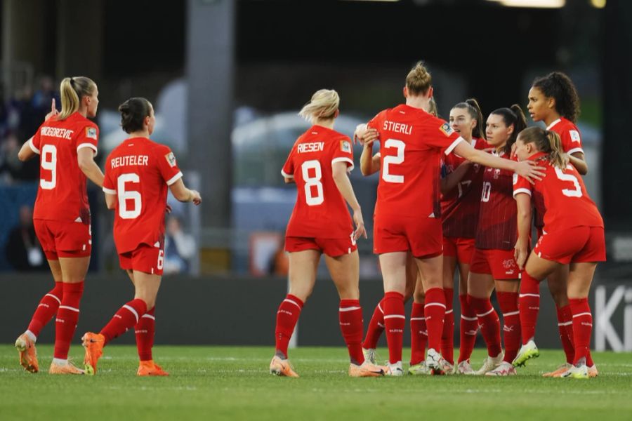 Durch ein Eigentor kommt die Schweiz nach 11 Minuten zurück ins Spiel.