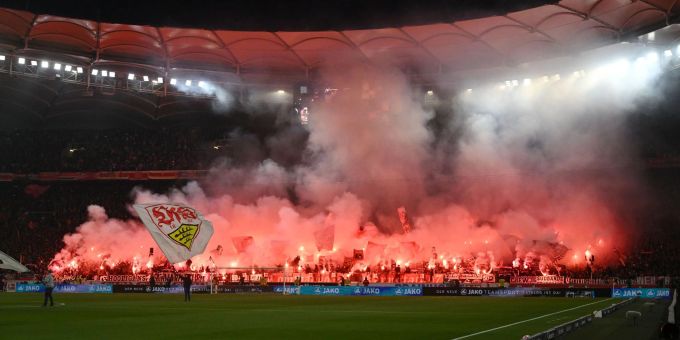 Fans des VfB Stuttgart brannten vor der Partie gegen die Bayern mindestens 50 Bengalische Feuer ab. VfB Stuttgart Pyrotechnik