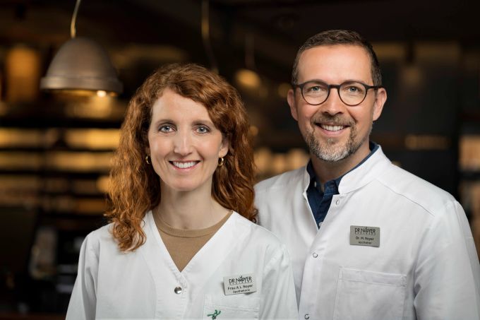 Die Geschwister Anne Laurence Noyer und Dr. pharm. Mathieu Noyer in der Filiale an der Neuengasse 15.