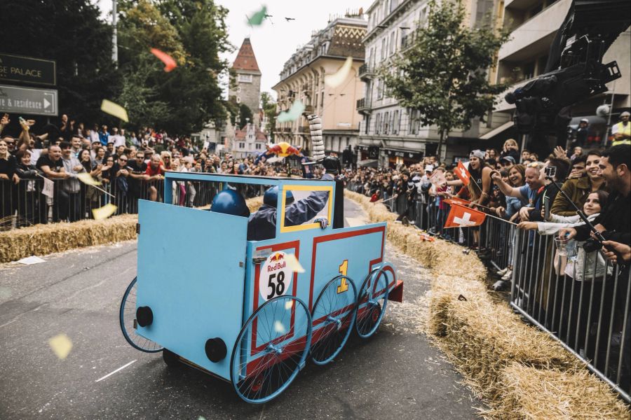 Diese Seifenkiste soll "Thomas die kleine Lokomotive" darstellen.