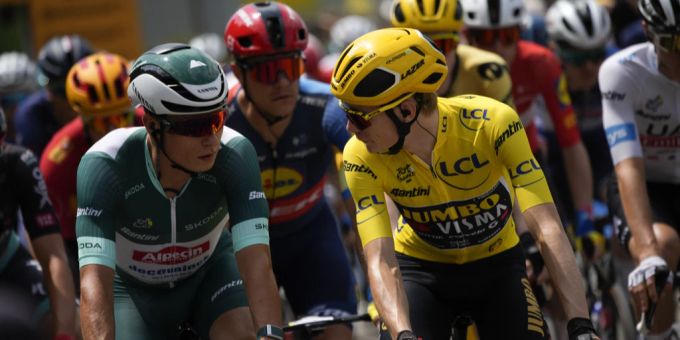 Jasper Philipsen (l.) in einer Diskussion mit dem Mann in Gelb Jonas Vingegaard (R.). tour de france morddrohungen