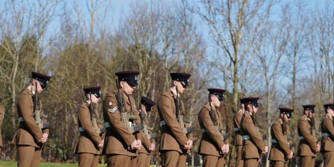 Britische Soldaten bei einer Schweigeminute für Kapitän Sir Thomas Moore. Foto: Joe Giddens/PA Wire/dpa Britische Soldaten bei einer Schweigeminute für Kapitän Sir Thomas Moore. Foto: Joe Giddens/PA Wire/dpa