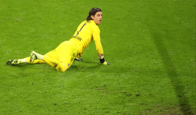 Yann Sommer (Borussia Mönchengladbach) reagiert im Spiel gegen RB Leipzig. RB Leipzig Borussia Mönchengladbach