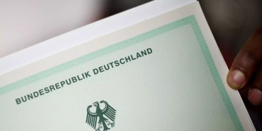 Der Sachverständigenrat für Integration und Migration (SVR) hat Bund und Ländern empfohlen, die praktischen Hürden für die Einbürgerung zu senken. Foto: Julian Stratenschulte/dpa