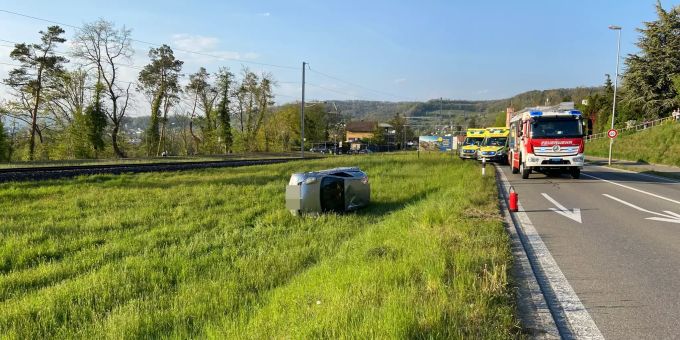 Ein Auto überschlug sich bei der Auffahrkollision in Döttingen.
