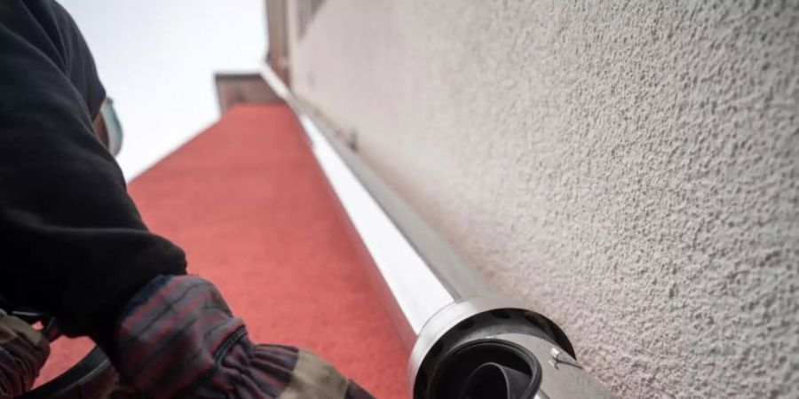 Ein Schornsteinfegerlehrling beim Putzen eines Kamins. Viele junge Menschen in Deutschland fürchten, dass sie in der Pandemie keinen Ausbildungsplatz finden. Foto: Sebastian Gollnow/dpa