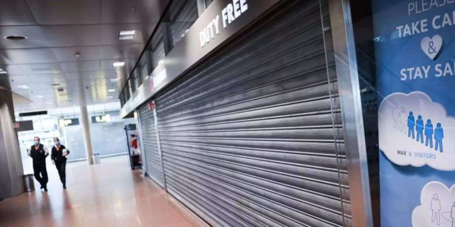 Nur rund zehn Prozent der sonst üblichen Passagiere steigen derzeit am Hamburger Flughafen in ein Flugzeug. Der Duty Free Bereich im Terminal 1 ist geschlossen. Foto: Christian Charisius/dpa