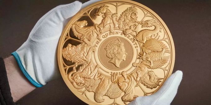 Die Goldmünze des Herstellers Royal Mint wiegt zehn Kilogramm, hat einen Durchmesser von 20 Zentimeter und enthält das Profil der Queen. goldmünze royal mint