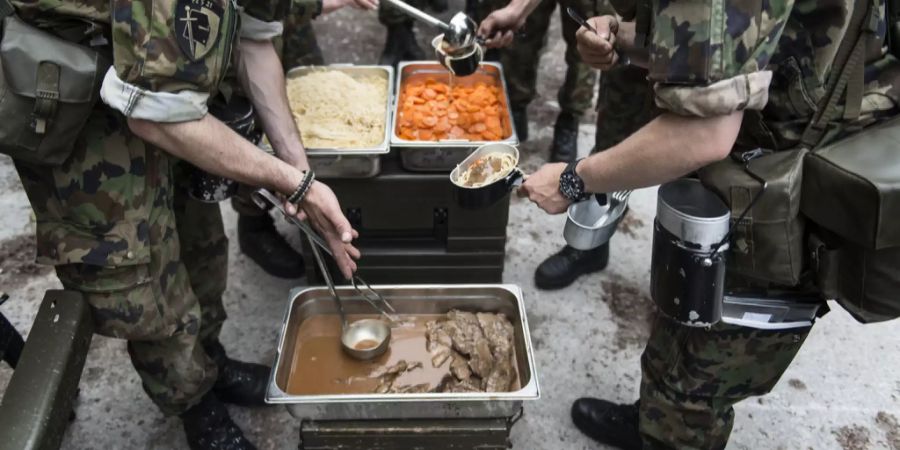 soldaten essen schweizer armee