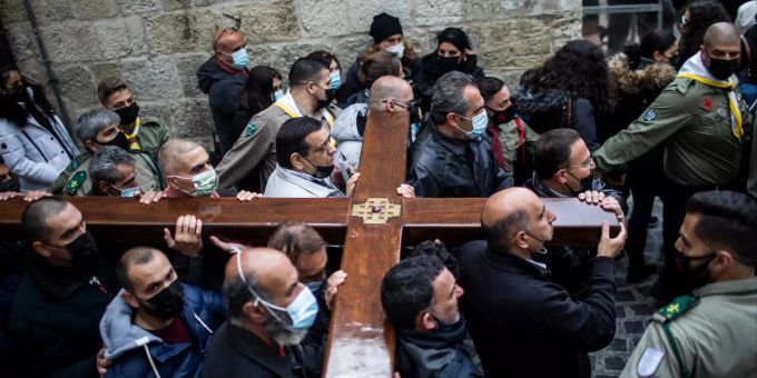 Christliche Gläubige tragen ein Holzkreuz während einer Karfreitagsprozession entlang der Via Dolorosa (Weg des Leidens). Hunderte von Christen haben am Karfreitag in Jerusalem den Kreuzweg Jesu nachgestellt. Karfreitag - Prozession in Jerusalem