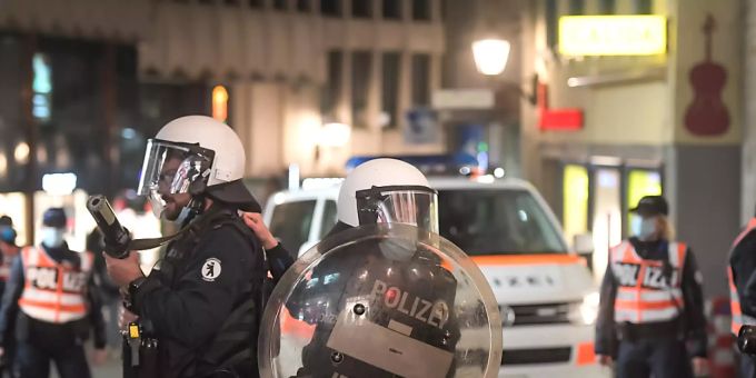 Die Polizei liess am Sonntag in St. Gallen erst gar keine Krawalle zu (Archivbild). Coronavirus Jugendliche