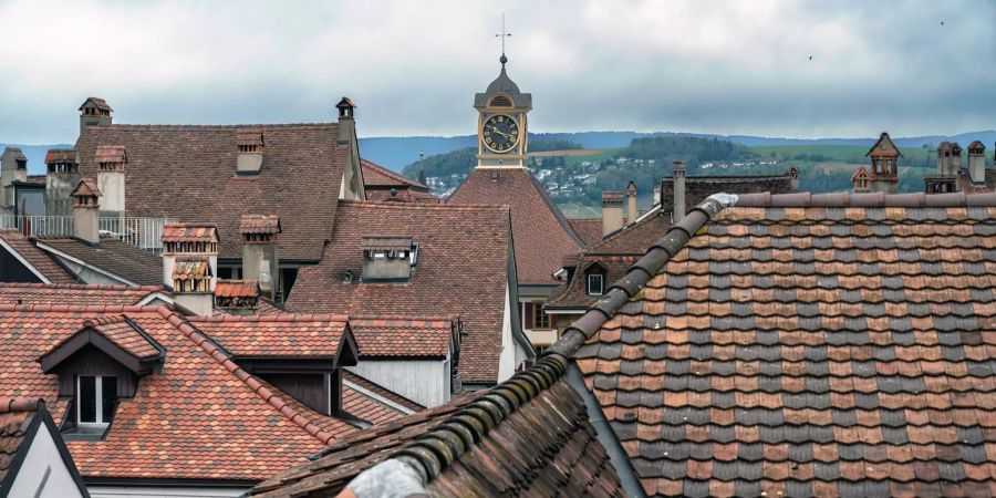 Blick auf die Giebeldächer der Altstadt Murten.